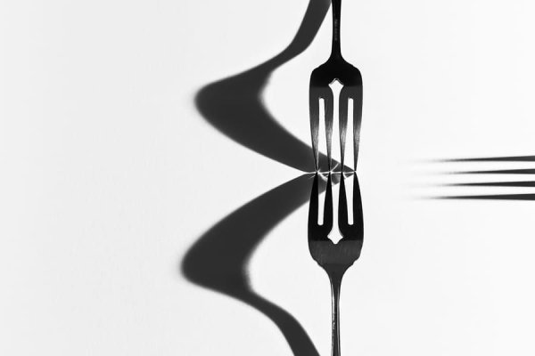 Абстракция с вилкой и тени