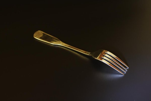 Вилка золото с черной ручкой