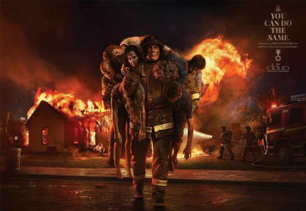 Пожарные на фоне горящего дома