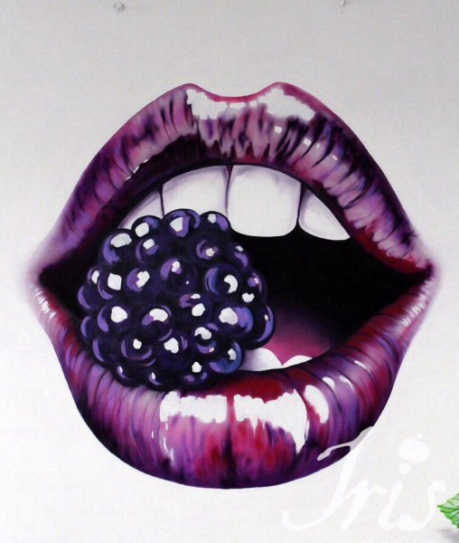 Губы с ежевикой
