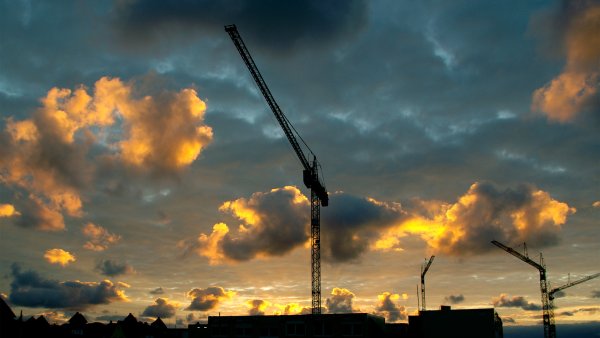 Строительные краны на фоне города