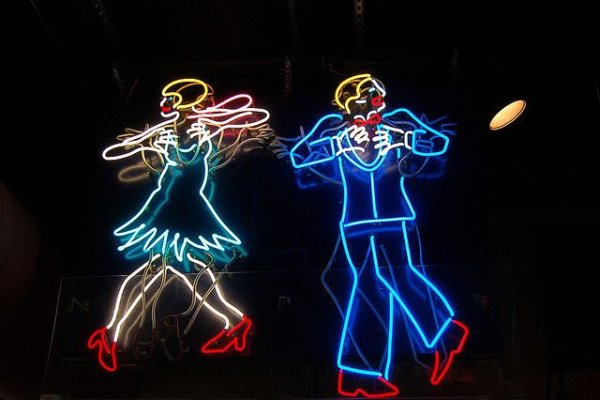 Неоновая вывеска танцуй