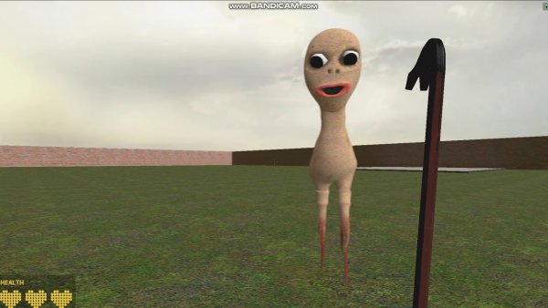 Костюме монстр Тревор Хендерсон