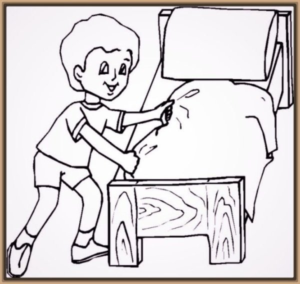 Мальчик заправляет кровать