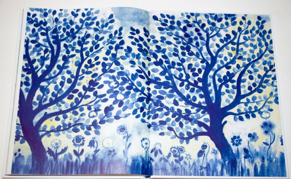 Дерево на синем фоне для рисования