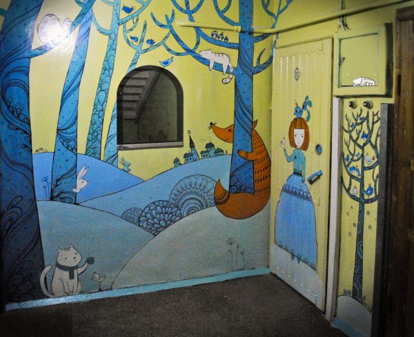 Разрисованный подъезд в Москве