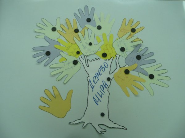 Дерево из ладошек