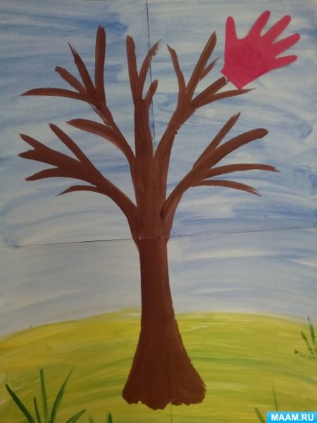 Дерево из ладошек детей