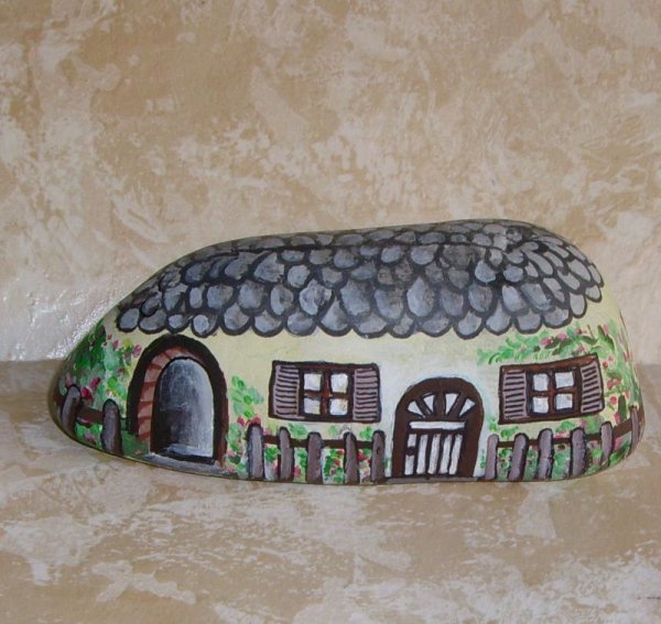 Домики акриловыми красками по камню