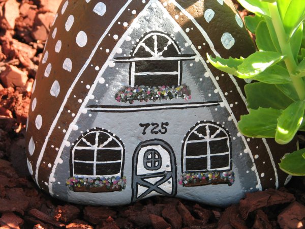 Домики на камнях