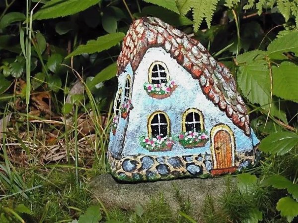 Домики из камней для сада