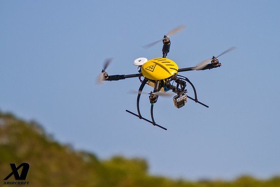 Карикатура дрон летает над палаткой