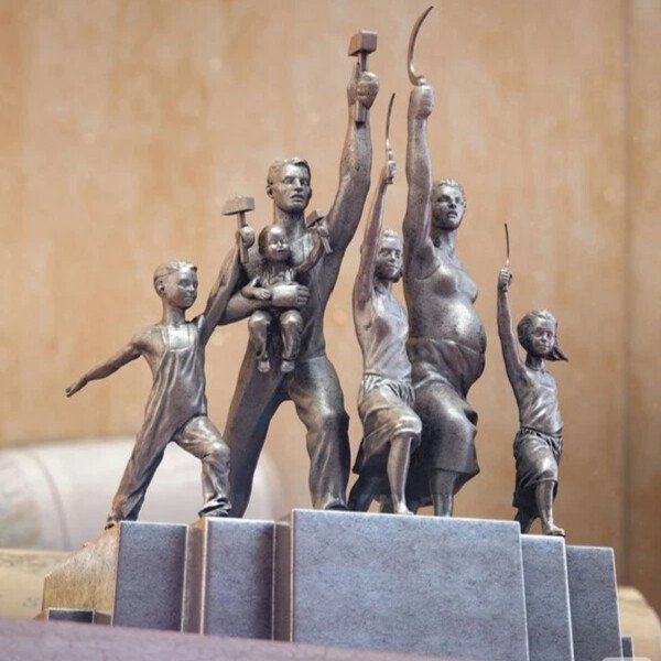 Александр Косолапов. Микки и Минни. Рабочий и колхозница