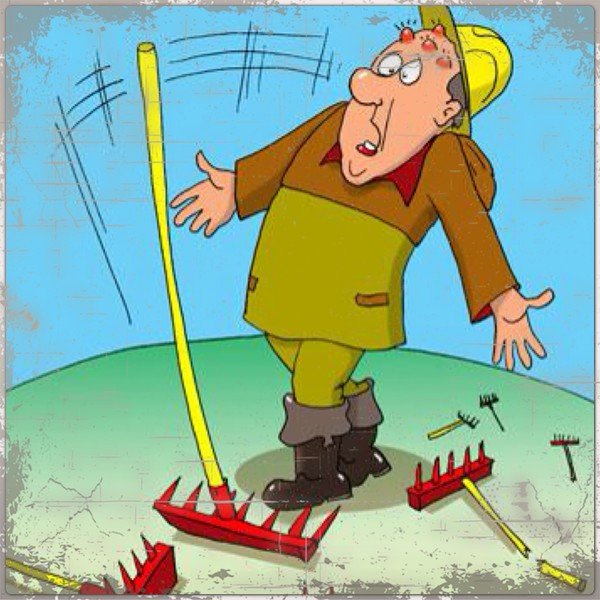 Человек наступает на грабли