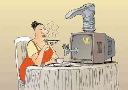 Карикатура женщина у телевизора