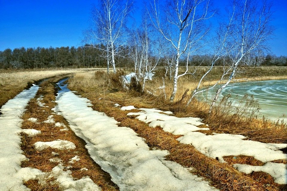 Последний снег стихотворения. Левитан весенний ручей. Весенняя река.