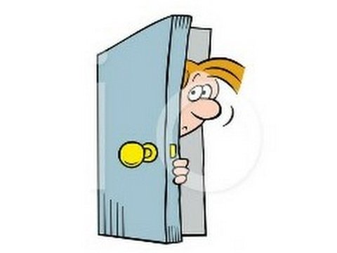 Человек заглядывает в дверь