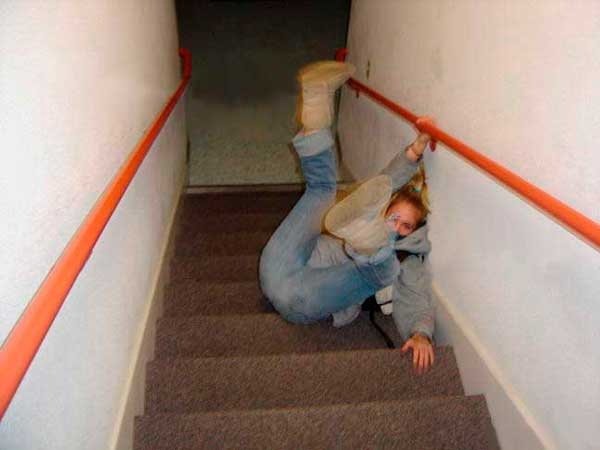 Человекпададет с лестницы