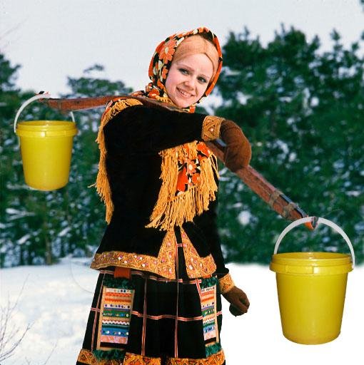 Красивая девушка с коромыслом