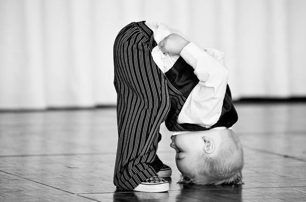 Парень кланяется