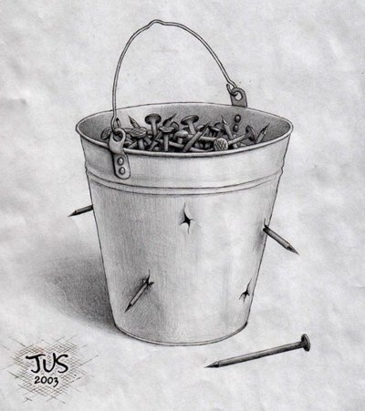 Старое ведро с болтами