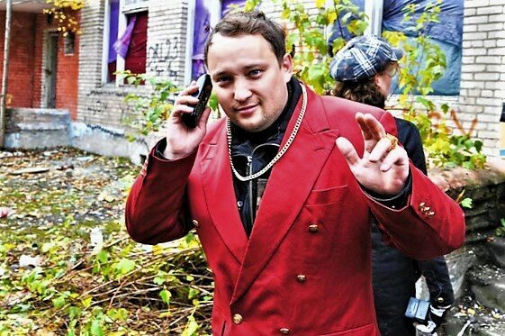 Малиновый пиджак 90-х бандит