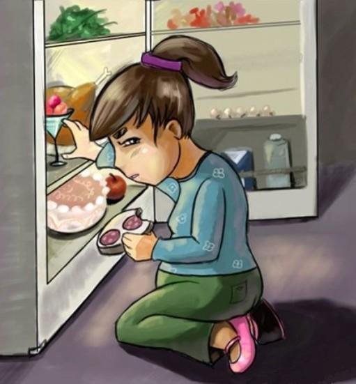 Мужик заглядывает в холодильник