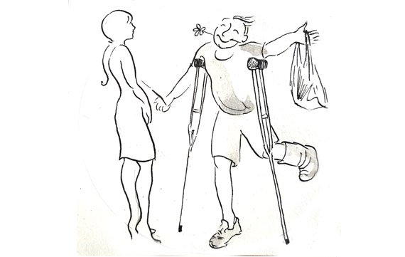 Человек на костылях в бинтах