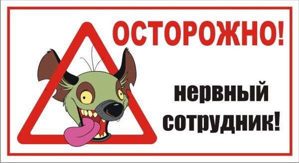 Палец на кнопке звонка