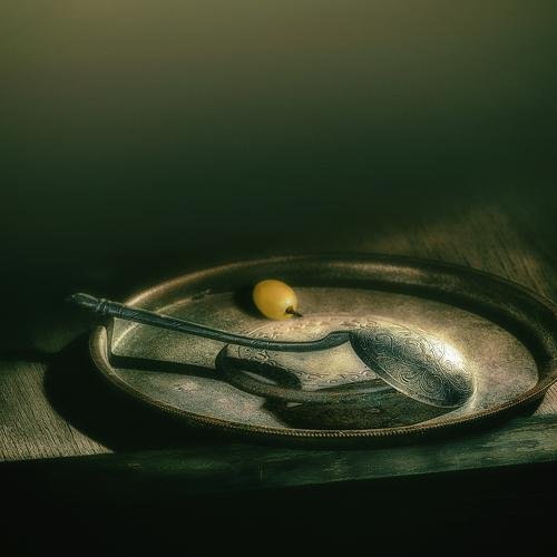 Ложка в тарелке натюрморт