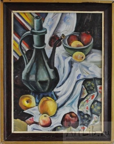 Старый графин в интерьере сада