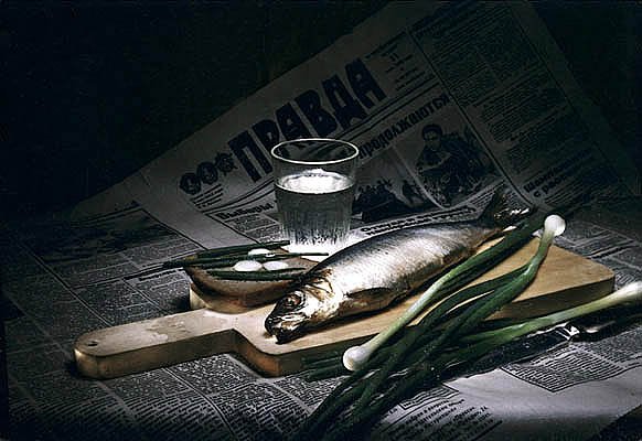 Натюрморт с селедкой и газетой