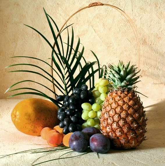 Натюрморт с тропическими фруктами