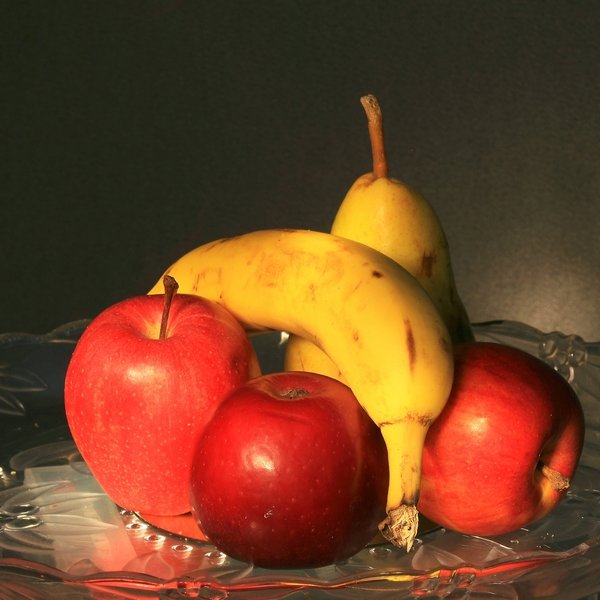 Натюрморт из банана яблока и апельсина