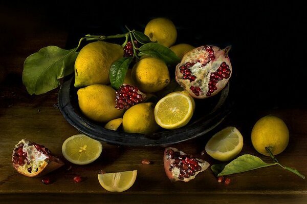 Натюрморт с гранатами и лимоном