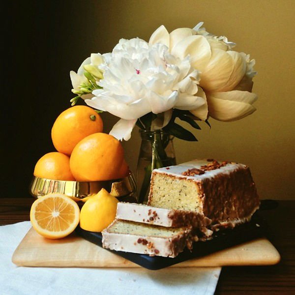 Натюрморт с тортом и цветами