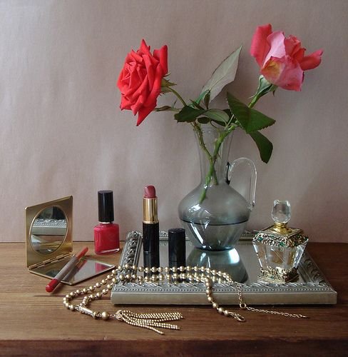 Натюрморт духи цветы