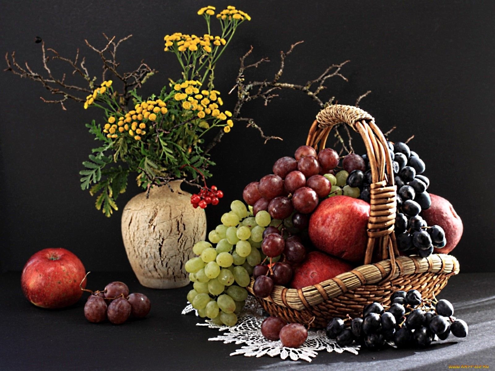 Осенняя корзинка с фруктами