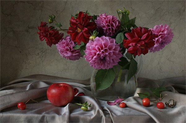 Натюрморт с георгинами живопись