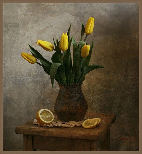 Натюрморт с желтыми тюльпанами