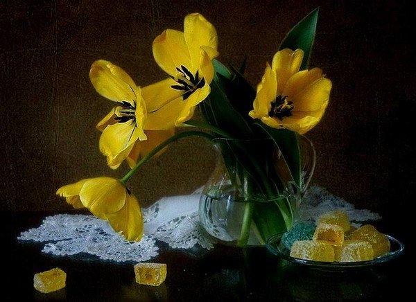 Натюрморт с желтыми тюльпанами