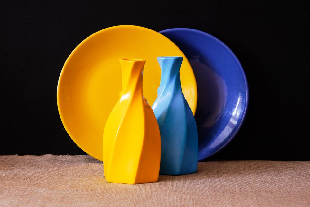 Амазинг елоу. Посуда желто синяя. Желто синяя ваза. Желто синие предметы. Тарелки в синем и желтом цвете.