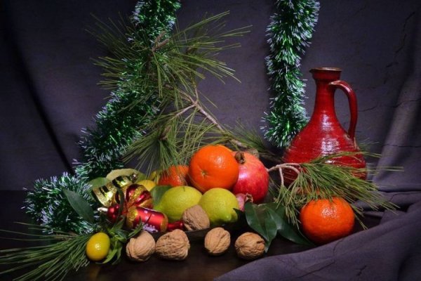 Новогодние подарки под елкой, натюрморт