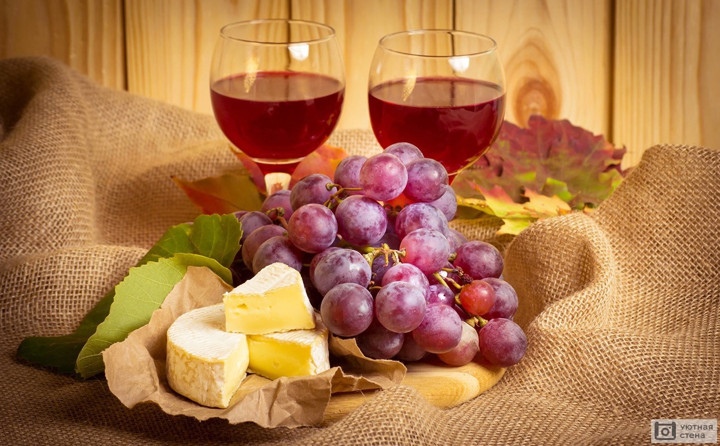Натюрморт вино бокал и виноград и сыр
