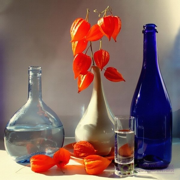 Натюрморт со стеклянными бутылками