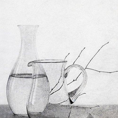 Стеклянный кувшин карандашом