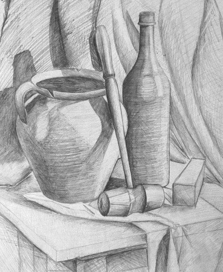 Натюрморт с драпировкой карандашом