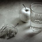 Стеклянная бутылка карандашом