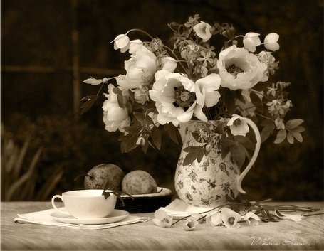 Цветочный натюрморт черно белый