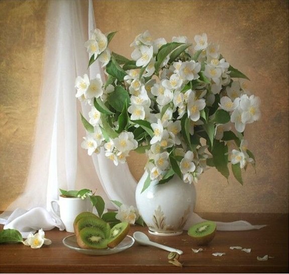 Белые цветы в вазе